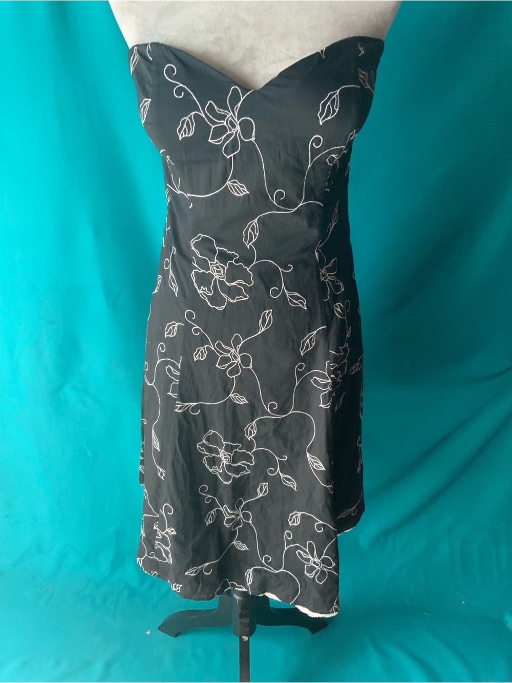 WHITE HOUSE BLACK MARKET STRAPLESS BLACK DRESS w/WHITE FLORAL & VINE EMBROIDERY
